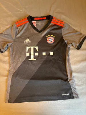 Collection FC Bayern München 16/17 Away