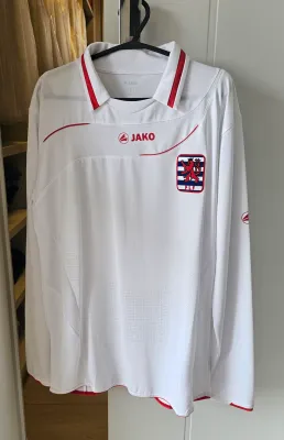 Collection Luxemburgo 2010-2011 away kit