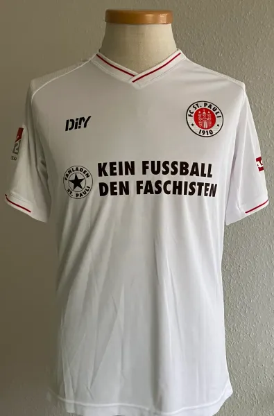 FC St. Pauli F.Paqarada #23
